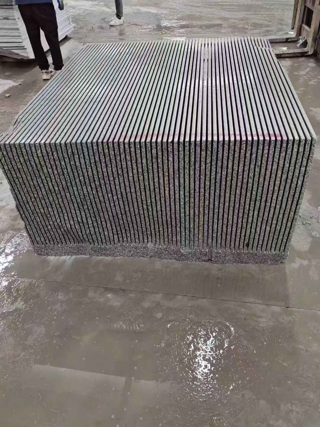 淮南芝麻白毛板荒料切割